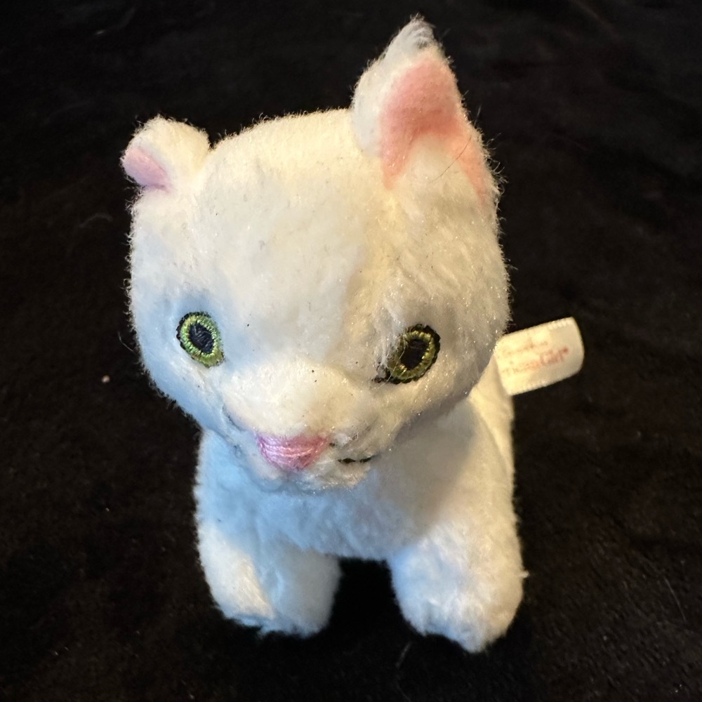 American Girl; Rebecca’s White Kitten Plush 2013; Retired